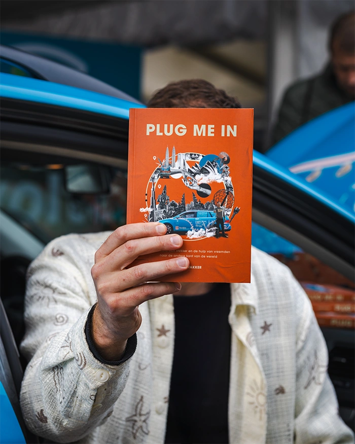 Wiebe Wakker – Plug Me In Wiebe Wakker houdt een exemplaar van zijn boek 'Plug Me In' vast.