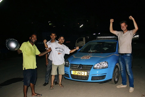 Voorbeeld van samenwerken in India om de auto uit de vrachtwagen te krijgen. Wiebe Wakker gaat samenwerking aan met Indiers om de auto uit de vrachtwagen te krijgen.