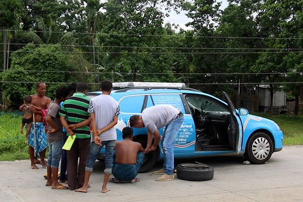 Voorbeeld van samenwerken met locals in India om een kapotte band te vervangen