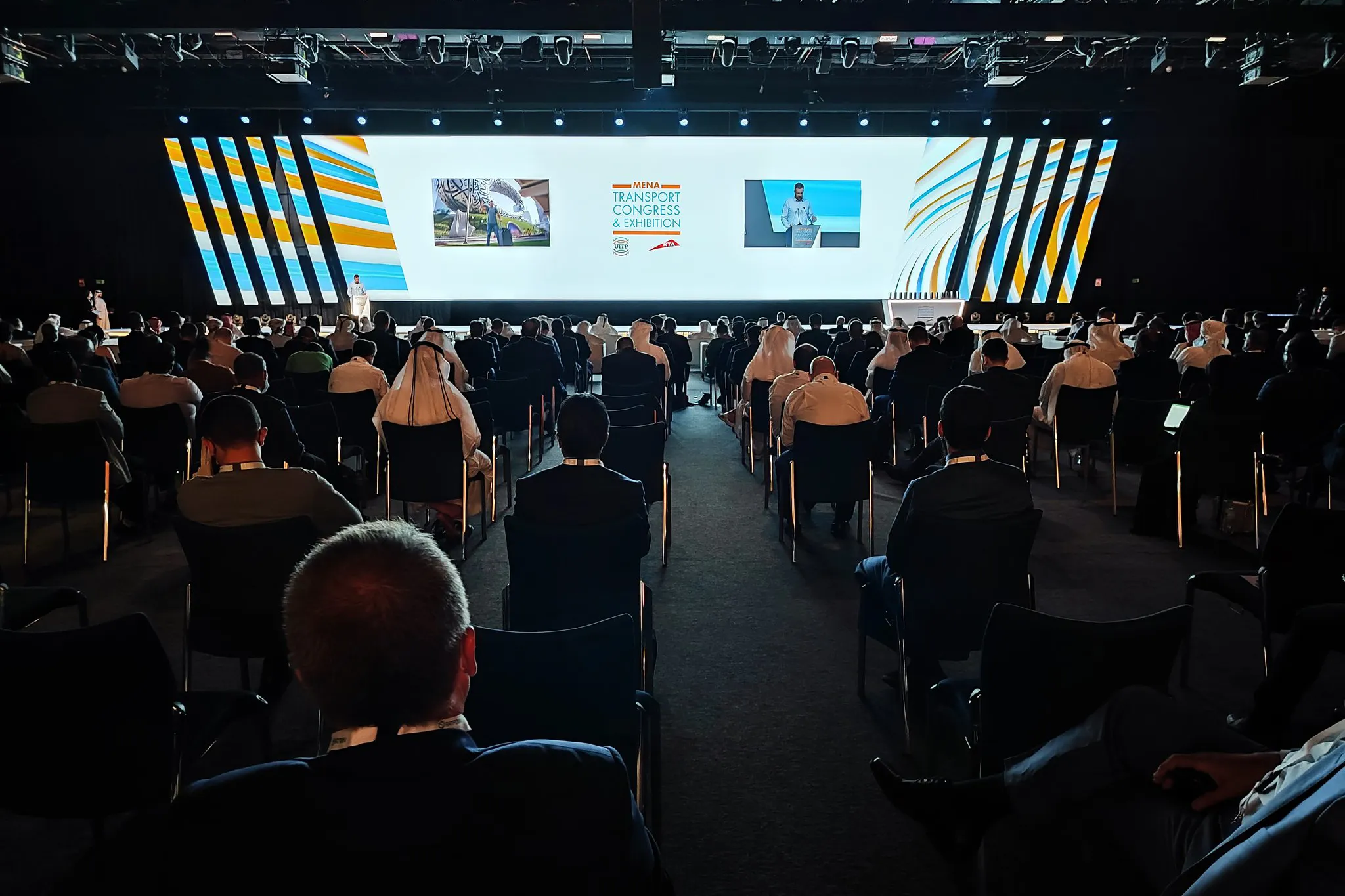 Wiebe Wakker – Spreker Samenwerken Wiebe Wakker staat op het podium waar hij een keynote presentatie geeft over het onderwerp samenwerken.